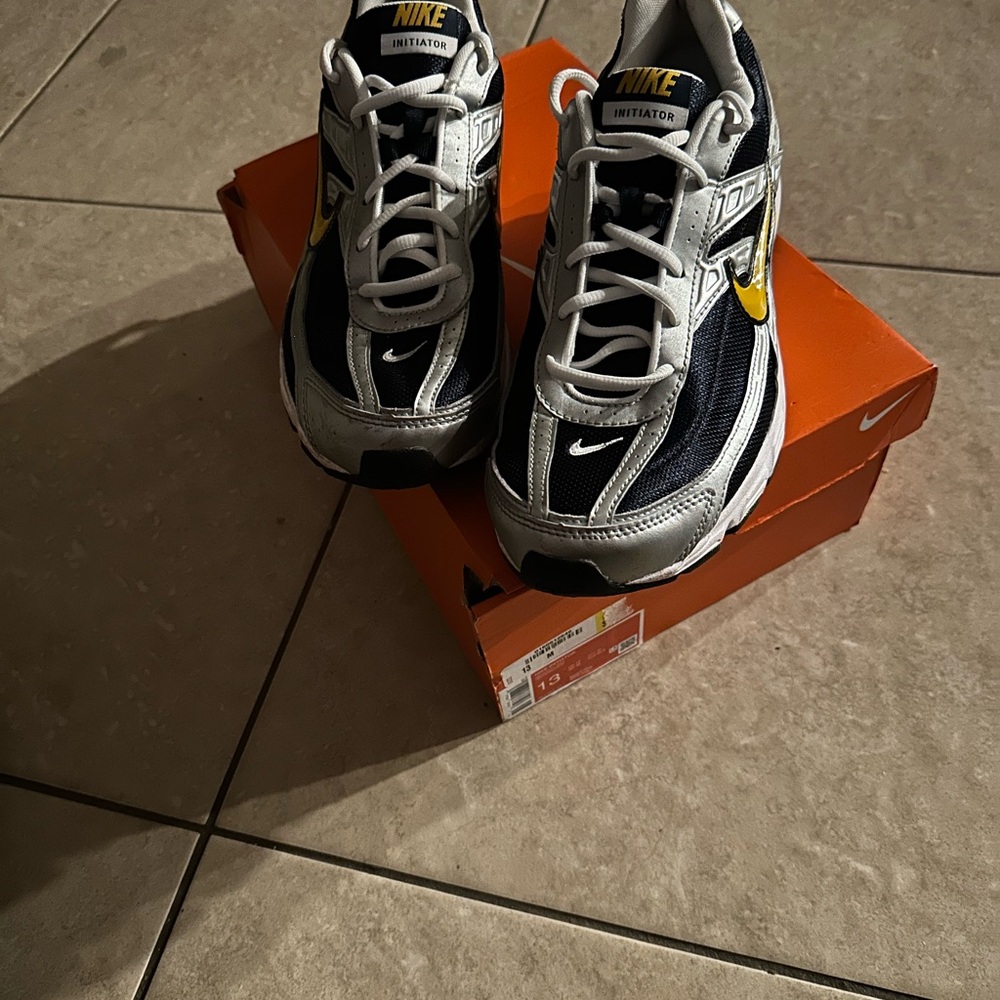 SLIGHTLY USED MEN NIKE INITIATOR SIZE 13  IN BOX 9/10 CONDITION SEE PICS
